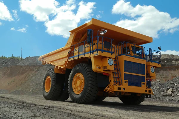 Sarı Maden Kamyonu Madenciliği — Stok fotoğraf