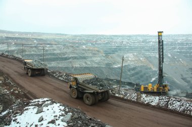 Taş ocağındaki çöp kamyonlarıyla kaya kütlesinin taşınması