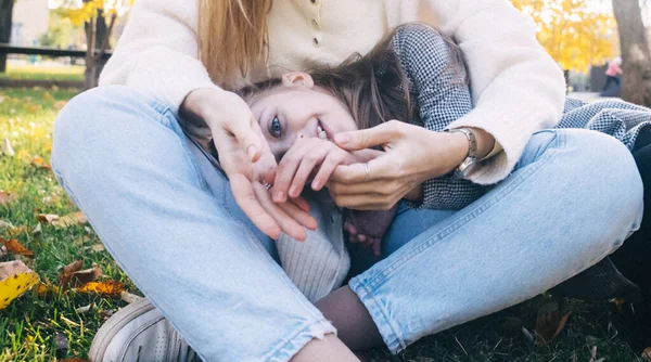 Мама Дочь Осенному Парке Щасливі Обличчя Особливий Спосіб Життя Сидить — стокове фото