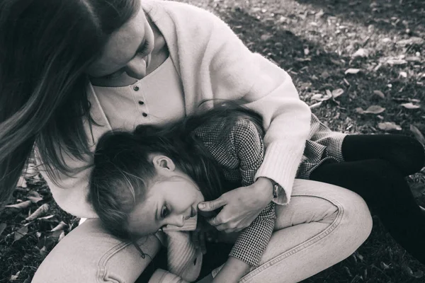 Mutter Und Tochter Herbstpark Zufriedene Gesichter Spezielle Lifestyle Bildverarbeitung Sitzen — Stockfoto