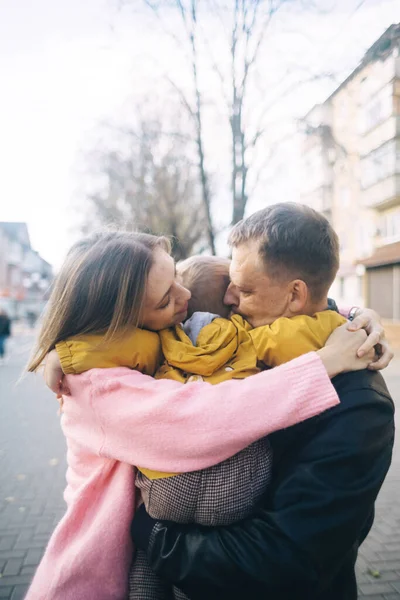 Föräldrar Kysser Sin Son Kinden Går Parken Och Höstgatan Olika — Stockfoto
