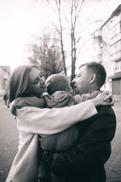 Батьки Цілують Сина Щоці Прогулянка Парку Осінній Вулиці Різні Батьки — стокове фото