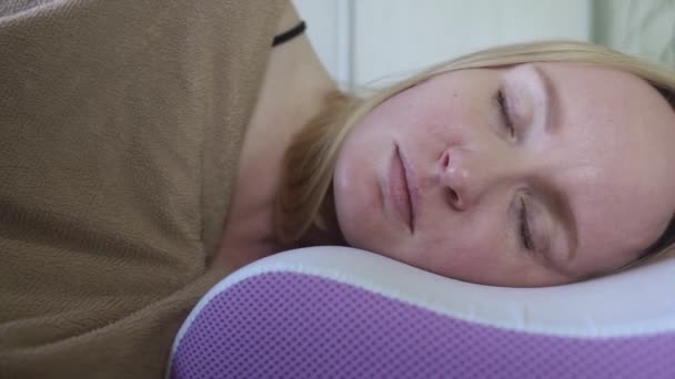 Travesseiro Ortopédico Ajuda Livrar Rugas Rosto Cosmetologia Dermatologia Pessoa Dorme — Vídeo de Stock