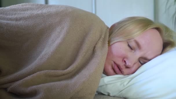 近くに間違った枕の上に女性の頭のアップ 不適切な睡眠のために顔に深いしわの形成 皮膚変形形成概念 皮膚科と美容学 — ストック動画