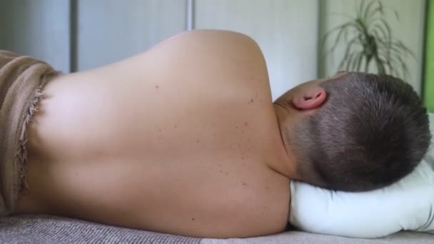 Omurga Sorunları Sırt Ağrısı Yanlış Yastıkta Uykusuzluk Yüzünden Sinir Uçlarında — Stok video