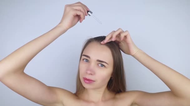 Brunetka Dziewczyna Nakłada Olej Głowę Aby Wzmocnić Korzenie Dbać Włosy — Wideo stockowe