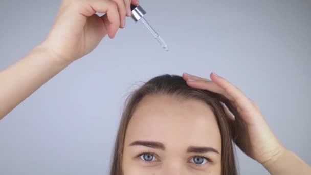 Bruneta Fata Aplică Ulei Cap Pentru Consolida Rădăcinile Îngrijirea Părului — Videoclip de stoc