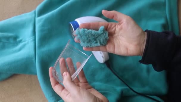 Maschine Zum Entfernen Von Pellets Das Mädchen Benutzt Ein Spezielles — Stockvideo