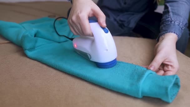 Stroj Odstraňování Pelet Dívka Používá Speciální Zařízení Odstranění Lentilky Oblečení — Stock video