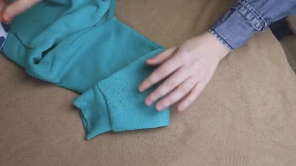 ペレット除去機 女の子は服から糸くずを除去するために特別な装置を使用しています 古い傷んだ服の修復 — ストック動画