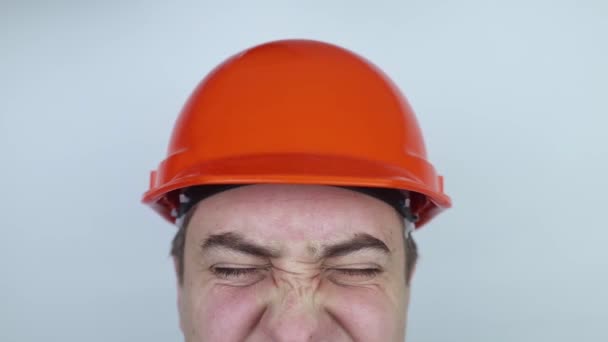 安全帽砖块和木板落在建筑工人的头上 带着防护建筑头盔救了一条生命保护工人免遭意外事故 从高处掉下来的物体 慢动作效果 — 图库视频影像