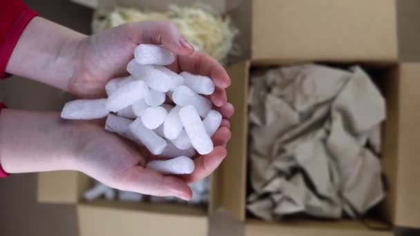 Öko Csomag Csomagok Biológiailag Lebomló Töltőanyag Dobozt Olyan Töltőanyaggal Töltik — Stock videók