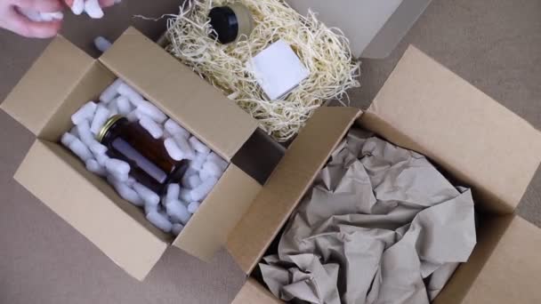 Ökopaket Aus Paketen Und Biologisch Abbaubarem Füllstoff Die Schachtel Ist — Stockvideo
