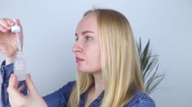 Azelaik asit. Kız yüzüne azelainat uyguluyor. Laboratuvar araştırması. Yüz bakımı. Dermatolojik serum. Rosacea, sivilce ve deri sorunlarının tedavisi için emülsiyon