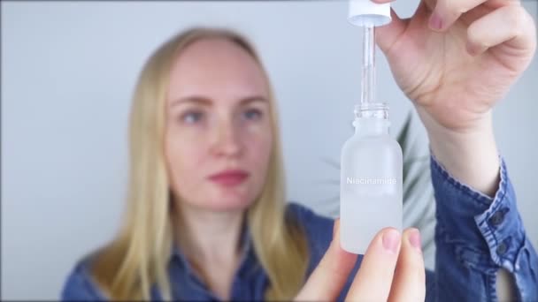 Niacinamida Chica Aplica Vitamina Cara Investigación Laboratorio Cuidado Piel Suero — Vídeos de Stock