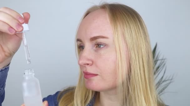 Niacinamide Meisje Brengt Vitamine Aan Haar Gezicht Laboratoriumonderzoek Huidverzorging Dermatologisch — Stockvideo