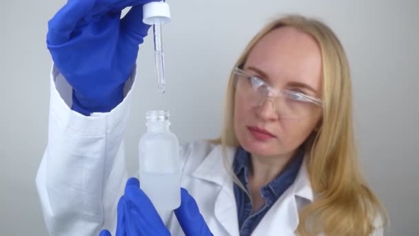 Niacinamide Gadis Mengaplikasikan Vitamin Wajahnya Penelitian Laboratorium Skincare Serum Dermatologi — Stok Video