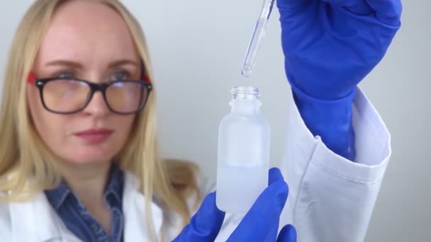 Kwas Azelajowy Dziewczyna Nakłada Azelainaty Twarz Badania Laboratoryjne Pielęgnacja Twarzy — Wideo stockowe