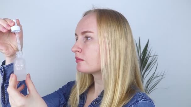 Azelainsäure Das Mädchen Trägt Azelaine Auf Ihr Gesicht Auf Laborforschung — Stockvideo