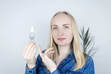 Azelaik asit. Kız yüzüne azelainat uyguluyor. Laboratuvar araştırması. Yüz bakımı. Dermatolojik serum. Rosacea, sivilce ve deri sorunlarının tedavisi için emülsiyon