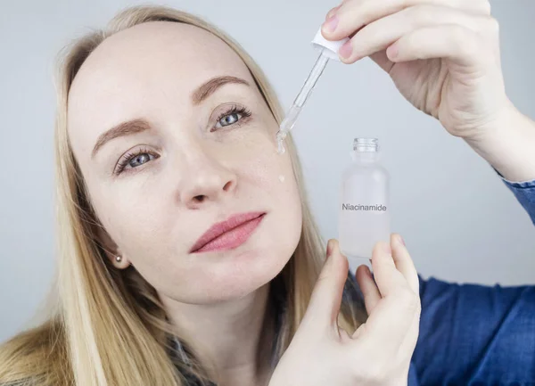 Niacinamide Gadis Mengaplikasikan Vitamin Wajahnya Penelitian Laboratorium Skincare Serum Dermatologi — Stok Foto