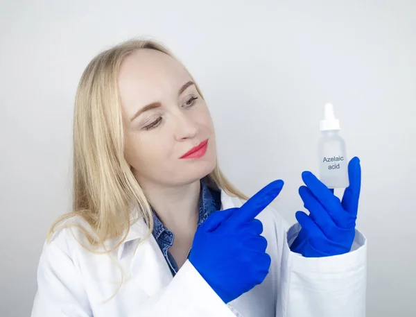 阿泽兰酸 这个女孩在脸上涂了茴香液 实验室研究 面部皮肤护理 皮肤科血清 治疗念珠菌 痤疮及皮肤问题的乳液 — 图库照片