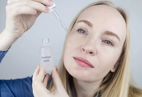 アゼライン酸だ 少女は彼女の顔にツツジを適用します 研究室の研究 顔の皮膚ケア 皮膚科の血清 酒さの治療のための乳化 にきびと皮膚の問題 — ストック写真