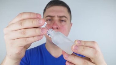 Azelaik asit. Adam yüzüne azelainat uyguluyor. Laboratuvar araştırması. Yüz bakımı. Dermatolojik serum. Rosacea, sivilce ve deri sorunlarının tedavisi için emülsiyon