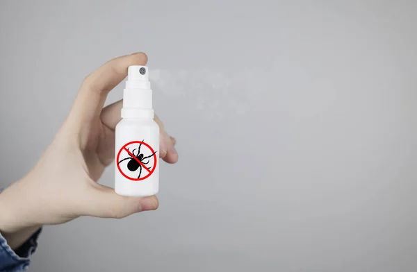 Tick Repellant Perlindungan Serangga Gadis Memegang Semprotan Pada Latar Belakang — Stok Foto