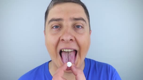 Orala Probiotika Man Sätter Ett Piller Med Nyttiga Bakterier Tungan — Stockvideo