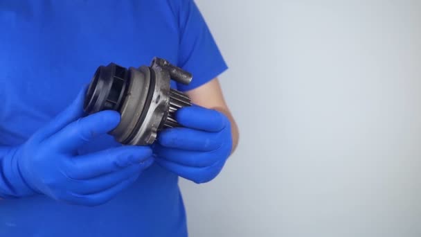 冷却系统泵的闭合 老式汽车液压泵 按规定更换零配件 穿着蓝色T恤和蓝色手套的大师 — 图库视频影像