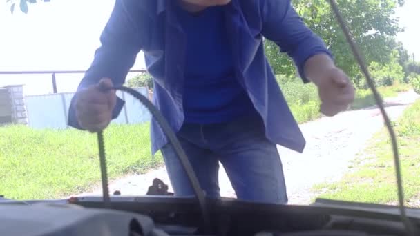 Механічний Тато Навчає Сина Міняти Часовий Пояс Охолоджувати Авто Насос — стокове відео