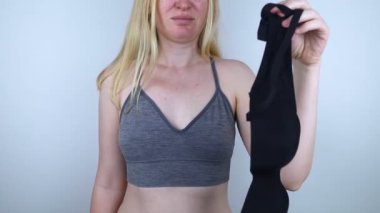 Rahatsız edici sutyen. Sütyen izleri. Meme bezlerinin sıkışmasına ve ovulmasına neden olan anatomik olmayan iç çamaşırı. Mastofati ve mastalji. Kadınlar münasip olanı seçer ve rahatsız edici olanları bir kenara atar.. 