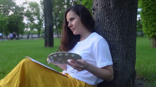 Terapia Plastyczna Kobieta Rysuje Parku Dziewczyna Siedzi Plecami Drzewa Patrzy — Wideo stockowe