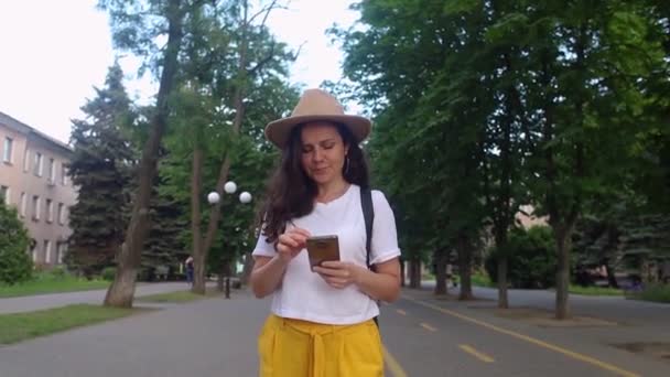 Dziewczyna Podróżnik Szuka Sposobu Nieznanym Mieście Pomocą Telefonu Map Turystyka — Wideo stockowe