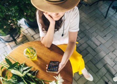 Mutlu gülümseyen kız romantik bir buluşmadan sonra bir kafede bir masada oturur. Masada bir buket papatya var. Kahverengi şapkalı kadın telefonuna bakar, yazışmaları okur ve mutlu anları hatırlar.