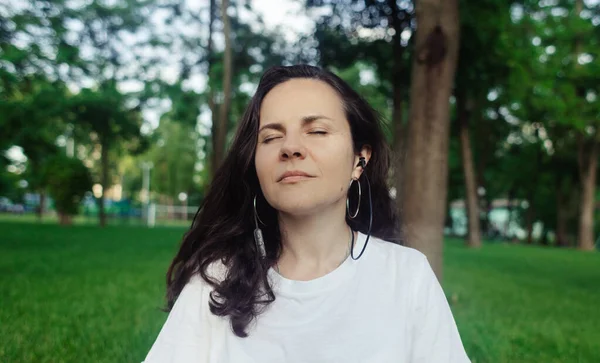 Сольная Йога Парке Женщина Занимается Медитацией Позе Лотоса Расслабление Нервной — стоковое фото
