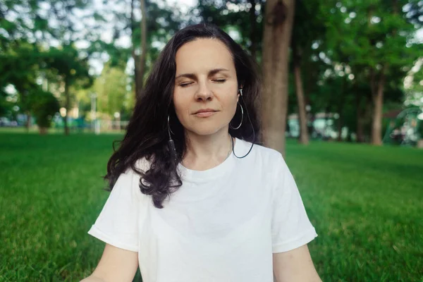 Сольная Йога Парке Женщина Занимается Медитацией Позе Лотоса Расслабление Нервной — стоковое фото