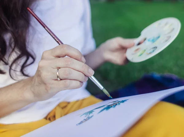 Terapia Artística Mulher Desenha Parque Menina Senta Com Costas Contra — Fotografia de Stock