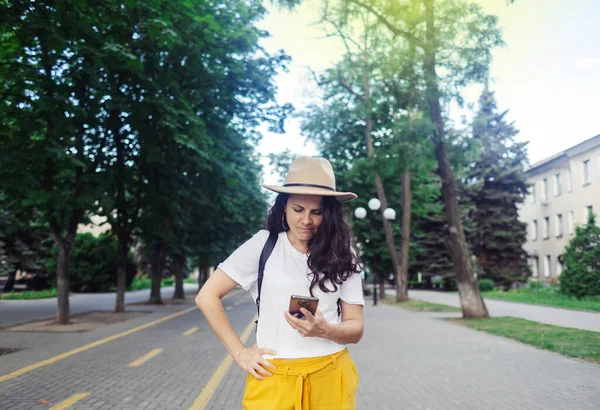Путешественница Девушка Ищет Способ Незнакомом Городе Используя Телефон Карты Туризм — стоковое фото