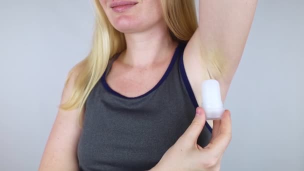 Mineral Alum Crystal Stick Woman Applies Natural Antiperspirant Her Armpits — 图库视频影像