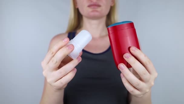 Left Right Girl Chooses Eco Friendly Deodorant Toxins Antiperspirant Toxic — 图库视频影像