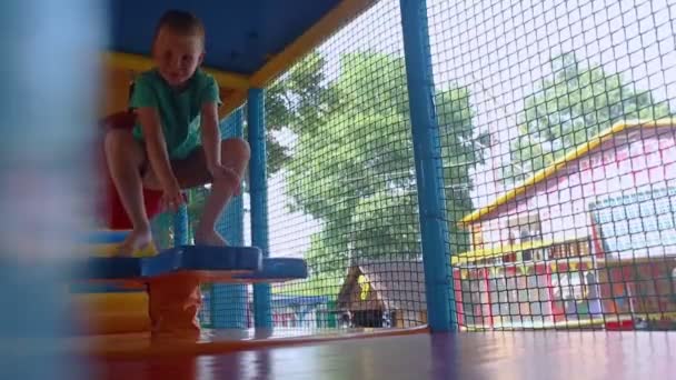 Ritratto Ragazzo Biondo Che Gioca Nell Area Giochi Labirinto Bambini — Video Stock