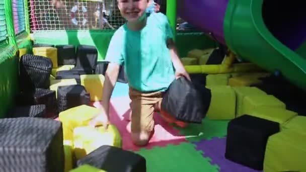 Potret Anak Laki Laki Pirang Yang Bermain Area Bermain Labirin — Stok Video