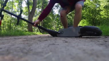 Adam elektrikli scooter sürerken düşmüş. Koruyucu giysi olmadan e-scooter kullanmak. Pille çalışan araçlar kullanıldığında yaralanma riski artıyor. Araba kullanırken güvenliği sağlamada sorun kavramı