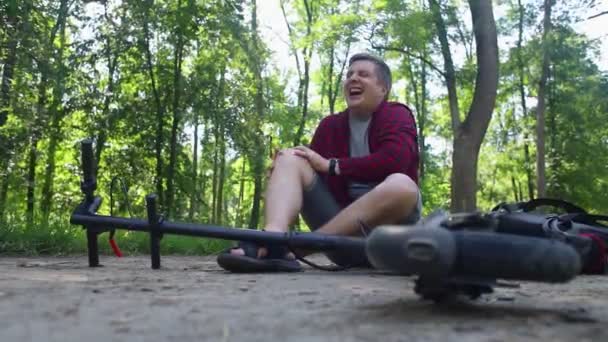 Adam Elektrikli Scooter Sürerken Düşmüş Koruyucu Giysi Olmadan Scooter Kullanmak — Stok video