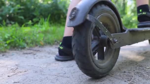 Çocuk Elektrikli Scooter Sürerken Düşmüş Koruyucu Giysi Olmadan Scooter Kullanmak — Stok video