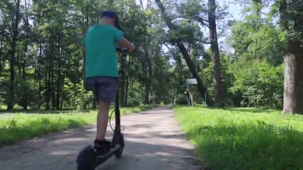 Παιδί Πέφτει Όταν Καβαλάει Ηλεκτρικό Σκούτερ Οδηγώντας Ένα Scooter Χωρίς — Αρχείο Βίντεο