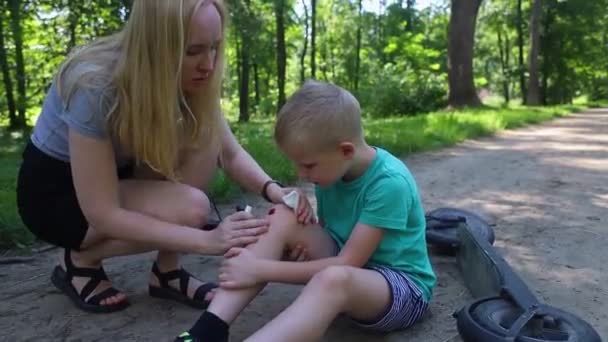 Copilul Cade Atunci Când Călătorește Scuter Electric Călărie Scuter Fără — Videoclip de stoc