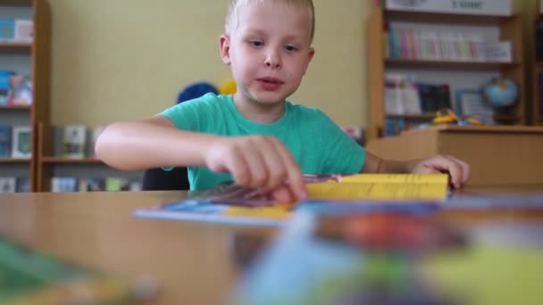 Chico Biblioteca Siete Años Chico Ucraniano Está Sentado Una Mesa — Vídeo de stock